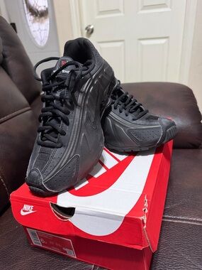 Nike Men’s Black Athletic Sneakers with Subtle Red Accent